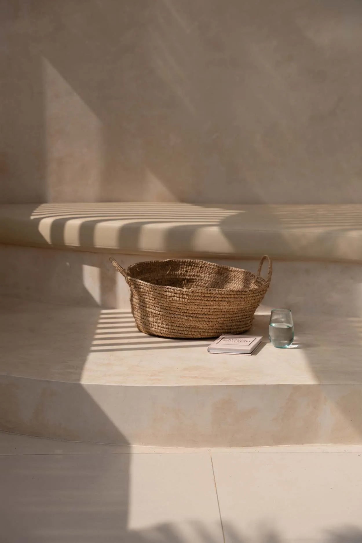 the-raffia-basket-trays-natural-m