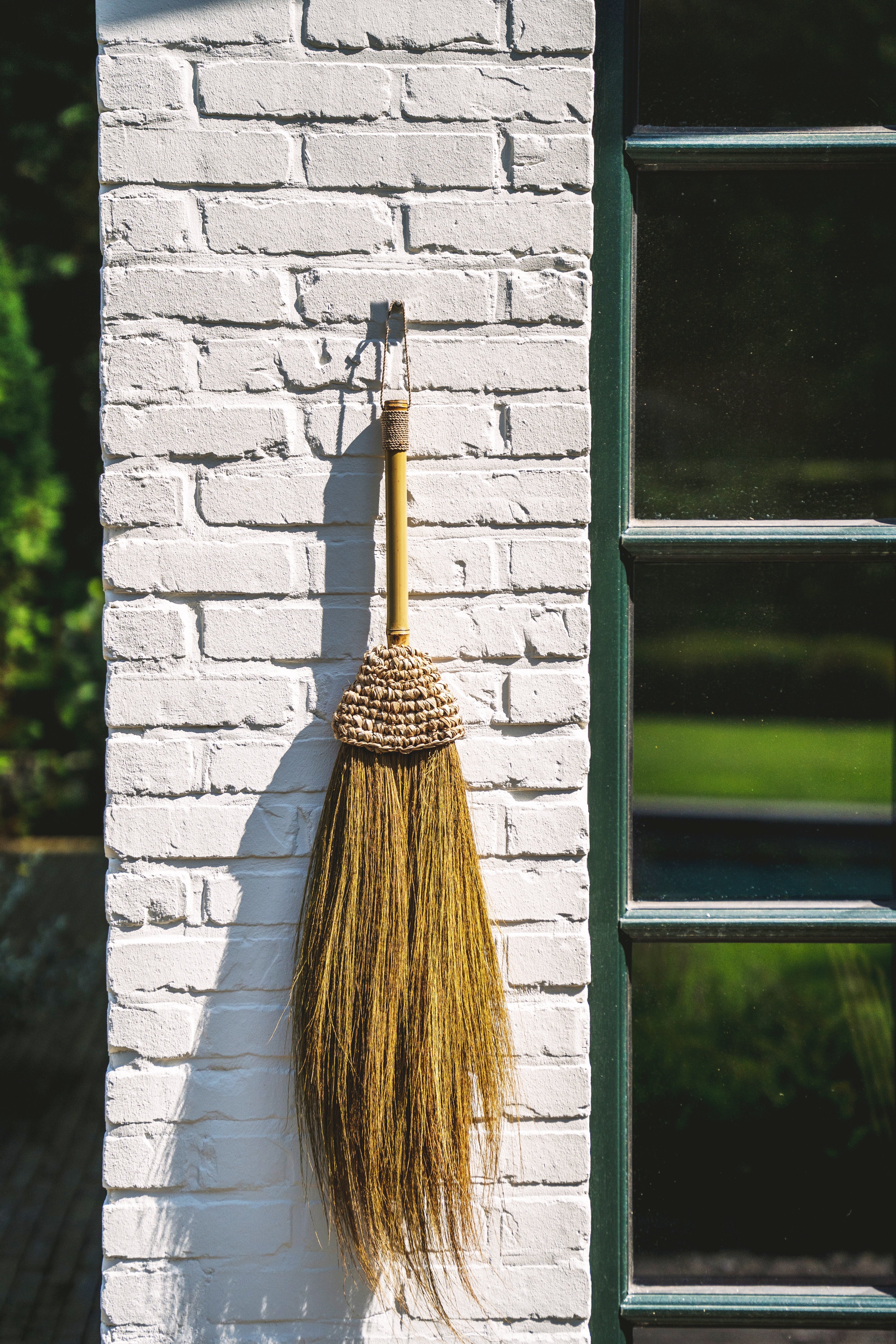 The Raffia Broom - Natural