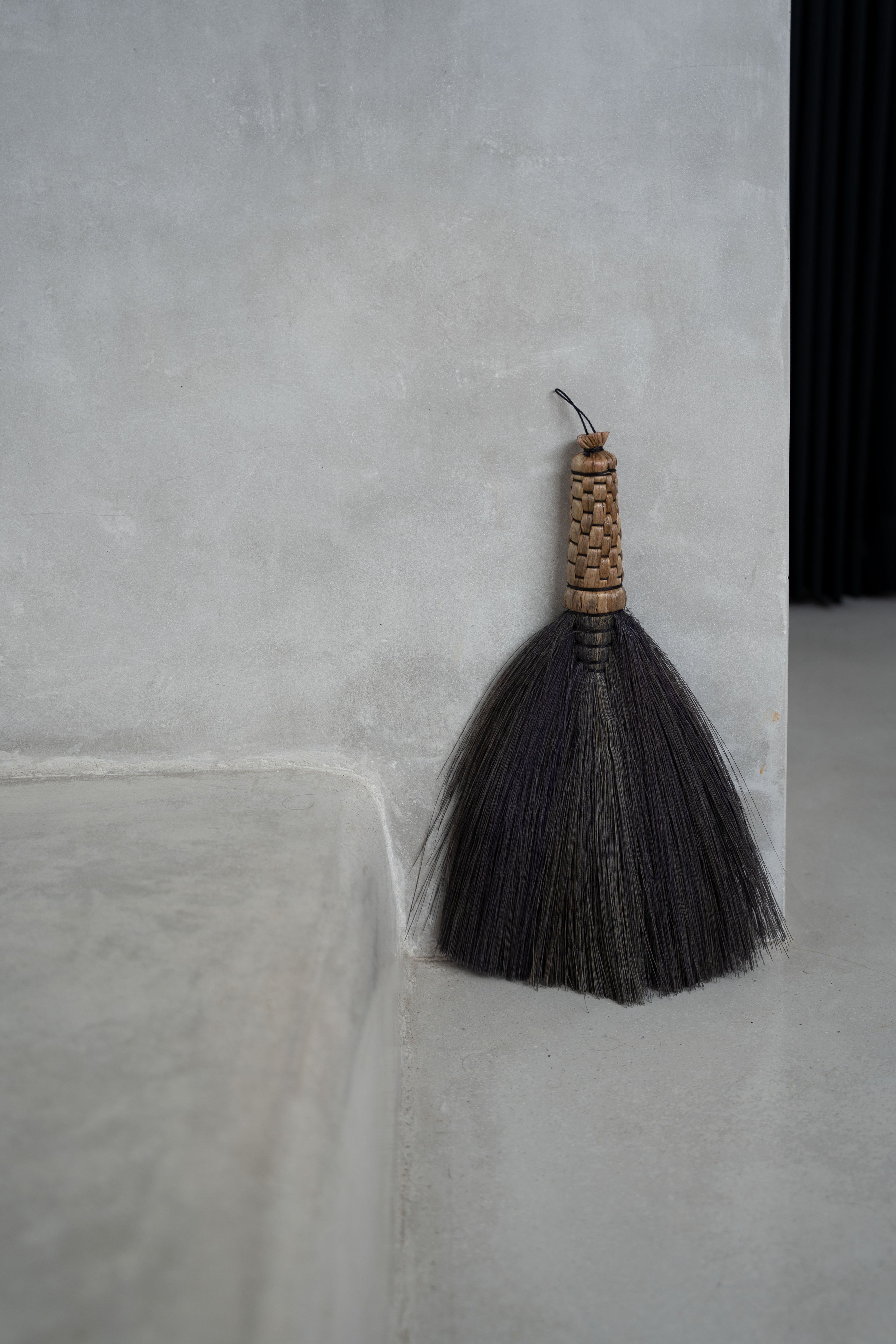 The Sweeping Brush - Black