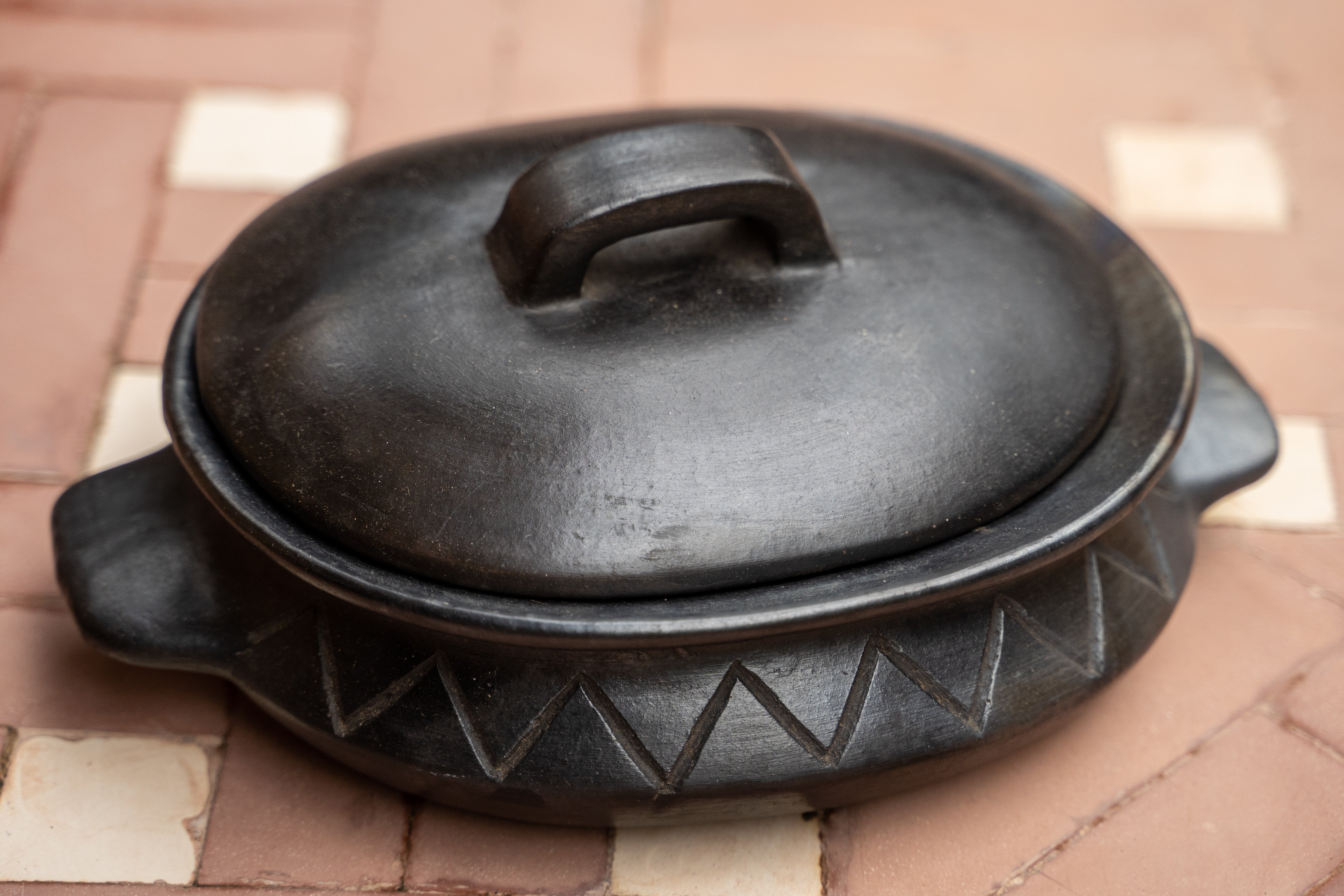 The Burned Oval Pot With Pattern and side handles - Black