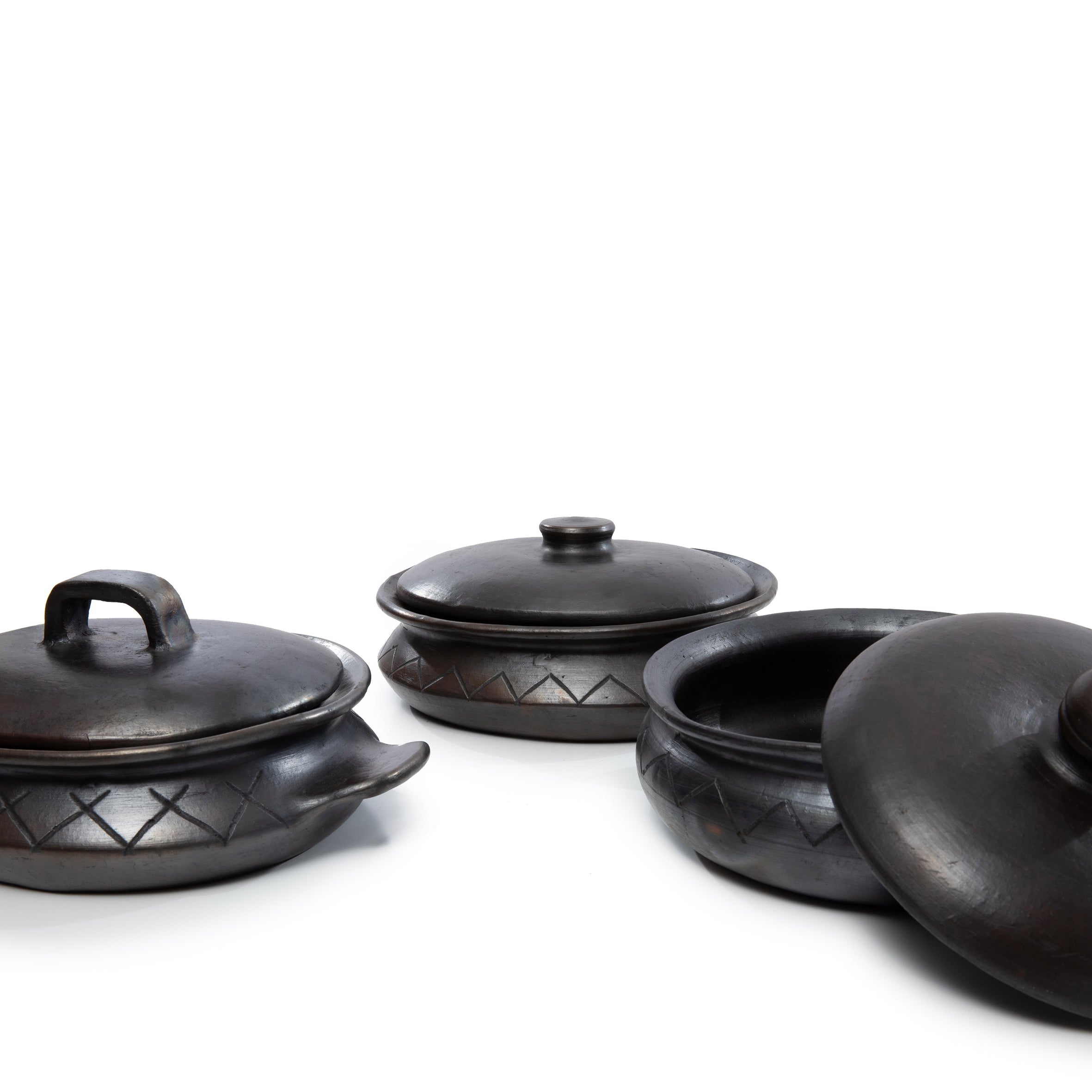 The Burned Oval Pot With Pattern and side handles - Black